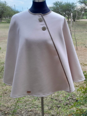Capa Campestre de Paño liso con 2 Botones y sesgo acrocel adelante.