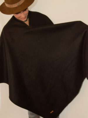 Poncho Criollo - Paño liso, con sesgo en el cuello y en bordes dobladillo.
