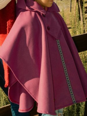 Poncho Tradición de Niño con Guarda - Poncho de paño liso, con cuello, solapa, cierre, dobladillo en bordes y guarda fina al medio.