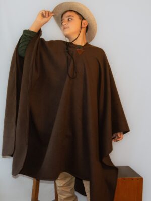 Poncho Criollo de Niño - Paño liso, con sesgo en el cuello, dobladillo