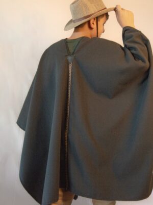 Poncho-de-nino-con-guarda-pano-liso-con-sesgo-en-el-cuello-guarda-fina-y-dobladillo-en-el-borde