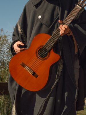 Poncho Tradición Con Guarda Pampeana - poncho de paño liso con cuello, solapa, cierre, guarda pampa y dobladillo en bordes.
