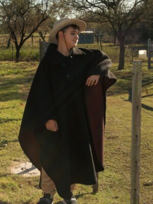 Poncho-tradicion-pano-lis-con-cuello-solapa-cierre-y-dobladillo-en-bordes.