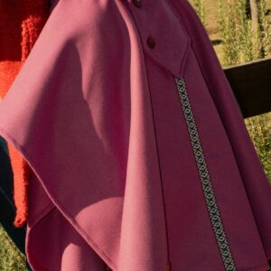 Poncho Tradición de Niño con Guarda - Poncho de paño liso, con cuello, solapa, cierre,  dobladillo en bordes y guarda fina al medio.