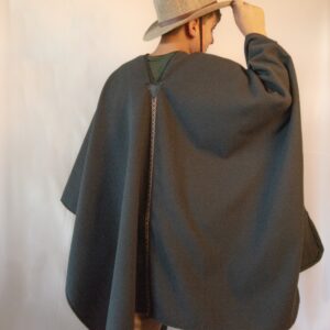 Poncho Criollo de Niño con Guarda - Paño liso, con sesgo en el cuello, guarda fina y dobladillo en el borde.