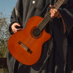 Poncho Tradición Con Guarda Pampeana -   poncho de paño liso con cuello,  solapa, cierre, guarda pampa y dobladillo en bordes.