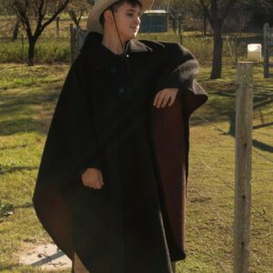 Poncho Tradición - Paño liso, con cuello, solapa, cierre y dobladillo en bordes.